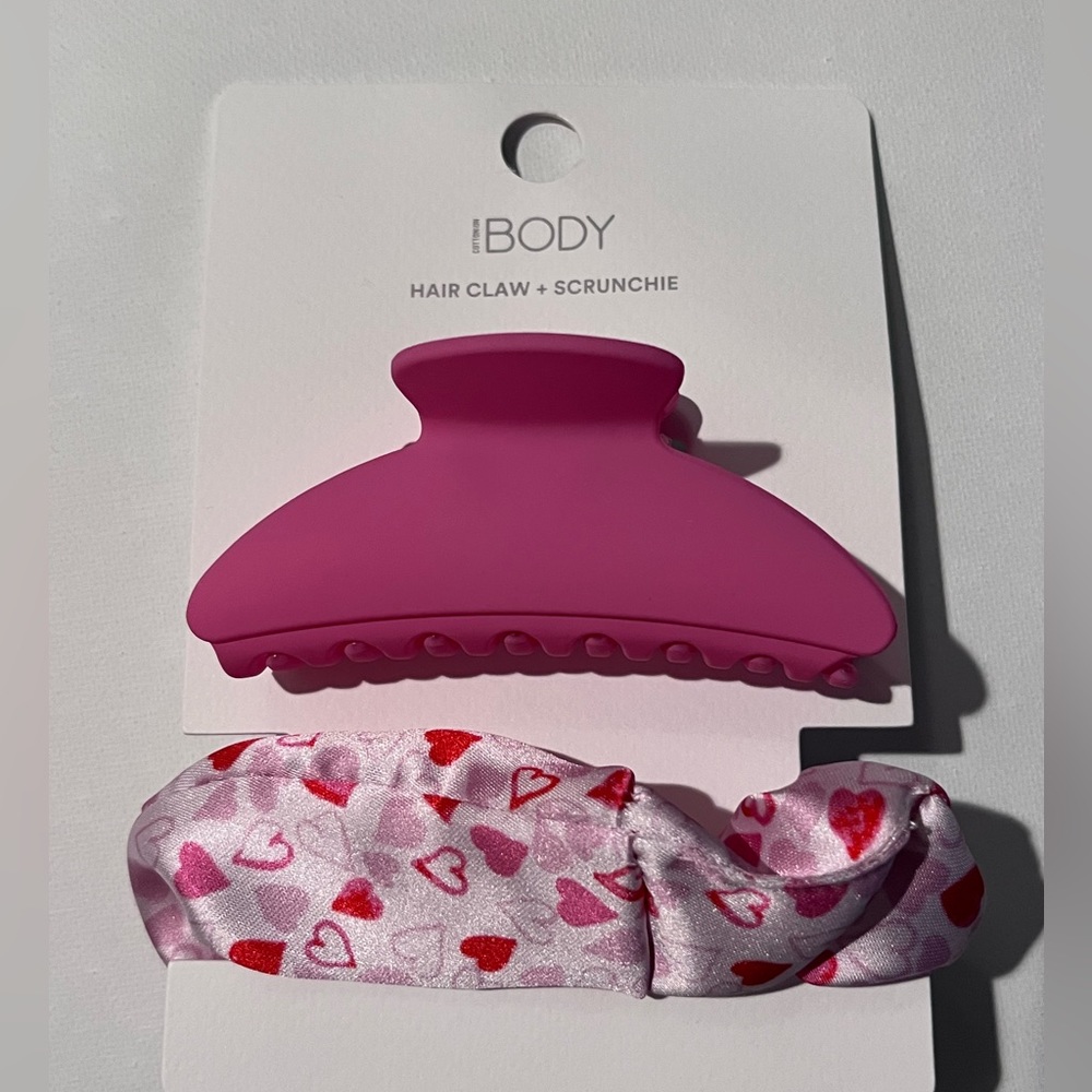 pink Hair claw and scrunchie with hearts.